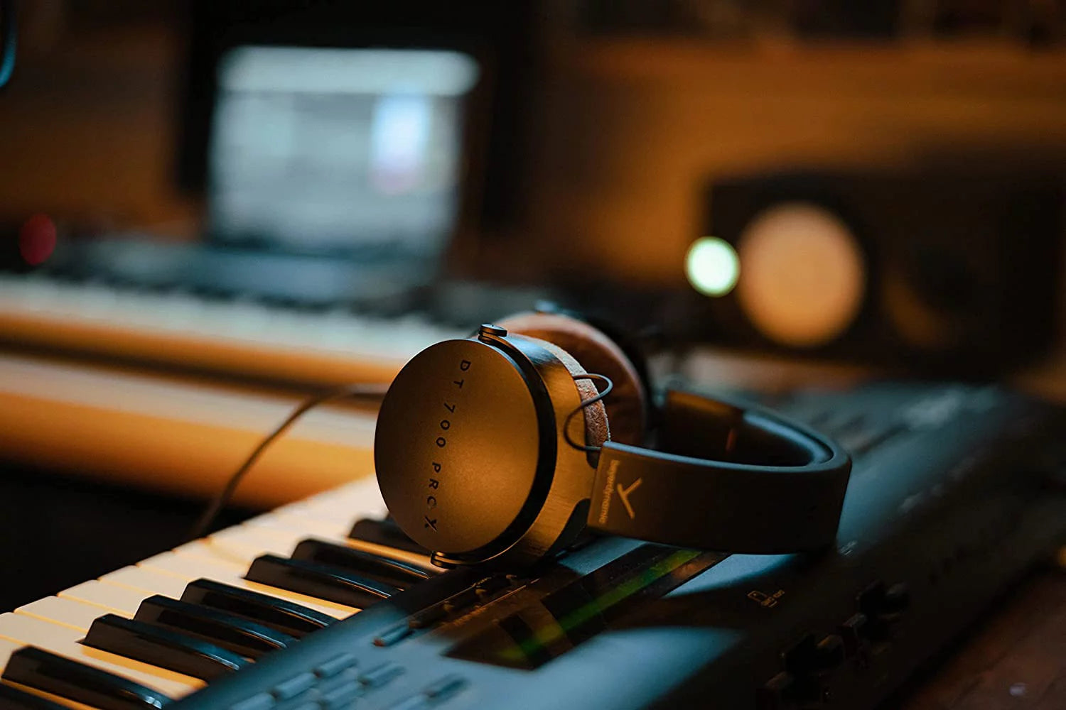 Beyerdynamic DT 700 Pro X Closed-Back Studio Headphones with Detachable Cable R999011