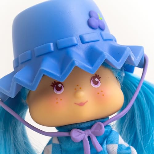 Strawberry Shortcake Classic 5.5-inch Poseable Scented Fashion Doll with 4 Accessories K41828